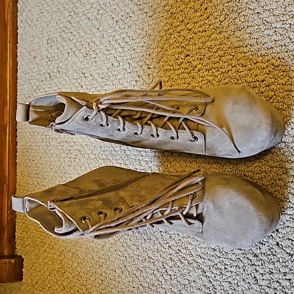 Shï brand, platform wedge, ankle high boots. Beige/Camel color with foux suede. - Picture 2 of 6